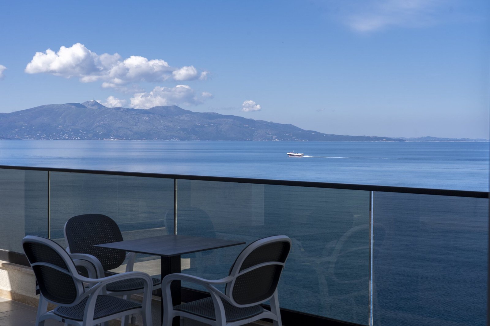 apartment for rent in Saranda with sea views and swimming pool